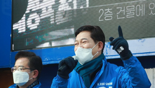 송영길 더불어민주당 대표가 지난 17일 춘천 풍물시장에서 유세를 통해 이재명 대선 후보 지지를 호소하고 있다. <연합뉴스>